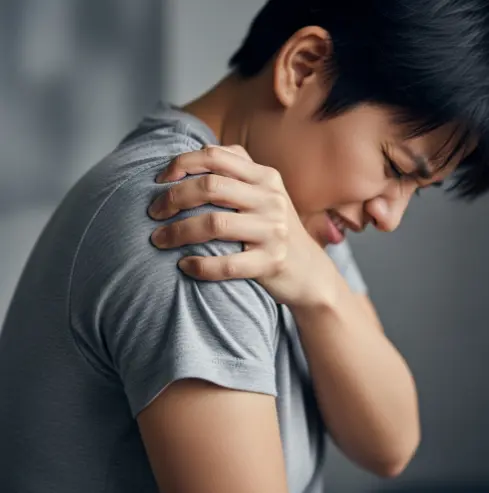 오른쪽 어깨 통증이 1년째인데 수술 없이