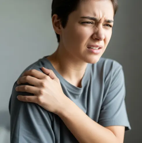 오른쪽 어깨 통증이 1년째인데 수술 없이-1